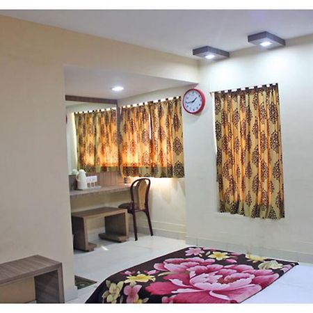 Neeranand Dalhousie- A Pure Vegetarian Hotel Колката Екстериор снимка