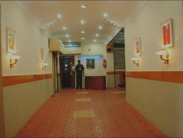 Neeranand Dalhousie- A Pure Vegetarian Hotel Колката Екстериор снимка