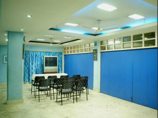 Neeranand Dalhousie- A Pure Vegetarian Hotel Колката Екстериор снимка