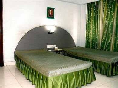 Neeranand Dalhousie- A Pure Vegetarian Hotel Колката Екстериор снимка