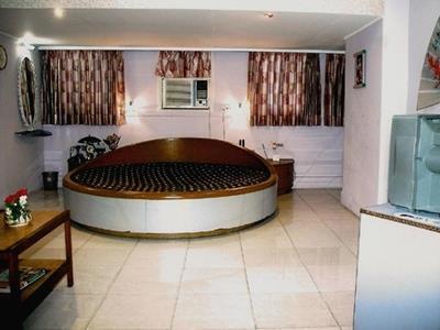 Neeranand Dalhousie- A Pure Vegetarian Hotel Колката Екстериор снимка