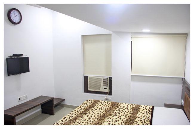 Neeranand Dalhousie- A Pure Vegetarian Hotel Колката Екстериор снимка