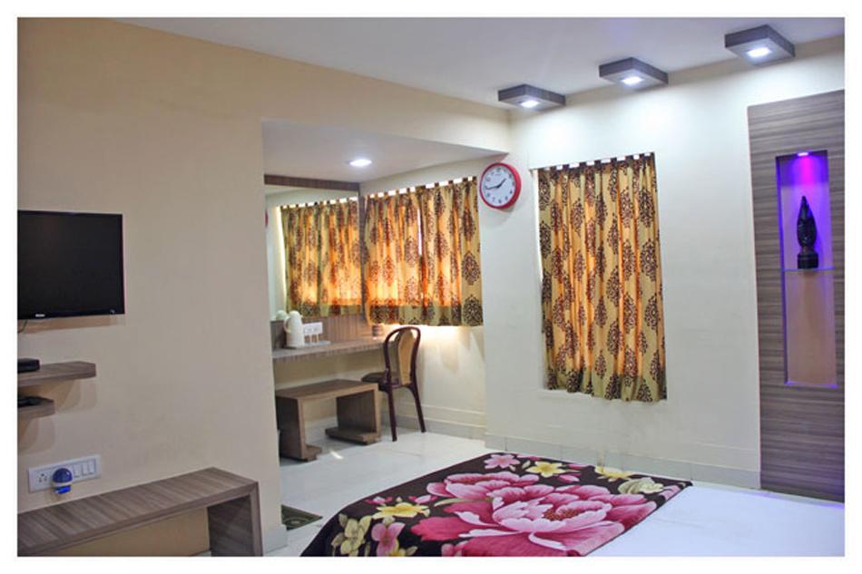 Neeranand Dalhousie- A Pure Vegetarian Hotel Колката Екстериор снимка