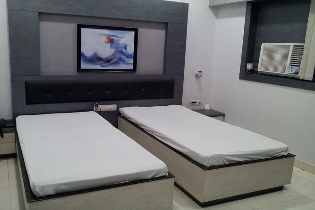 Neeranand Dalhousie- A Pure Vegetarian Hotel Колката Екстериор снимка