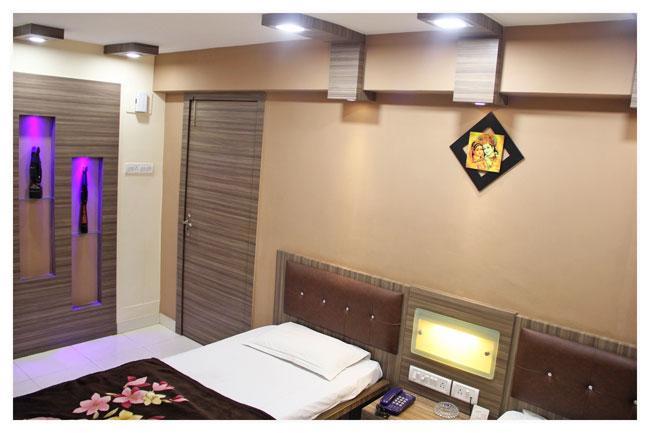 Neeranand Dalhousie- A Pure Vegetarian Hotel Колката Екстериор снимка