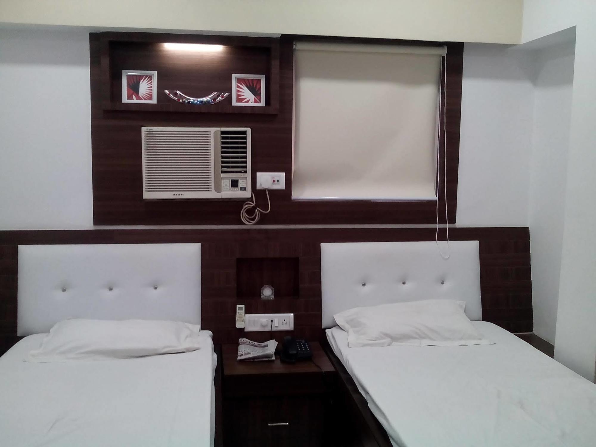 Neeranand Dalhousie- A Pure Vegetarian Hotel Колката Екстериор снимка